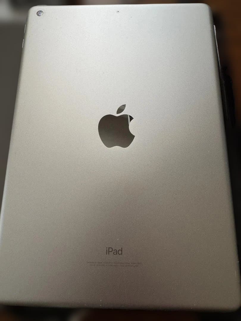 美品　箱・付属品付き　iPad 第6世代 シルバー 本体32GB　wifiモデル