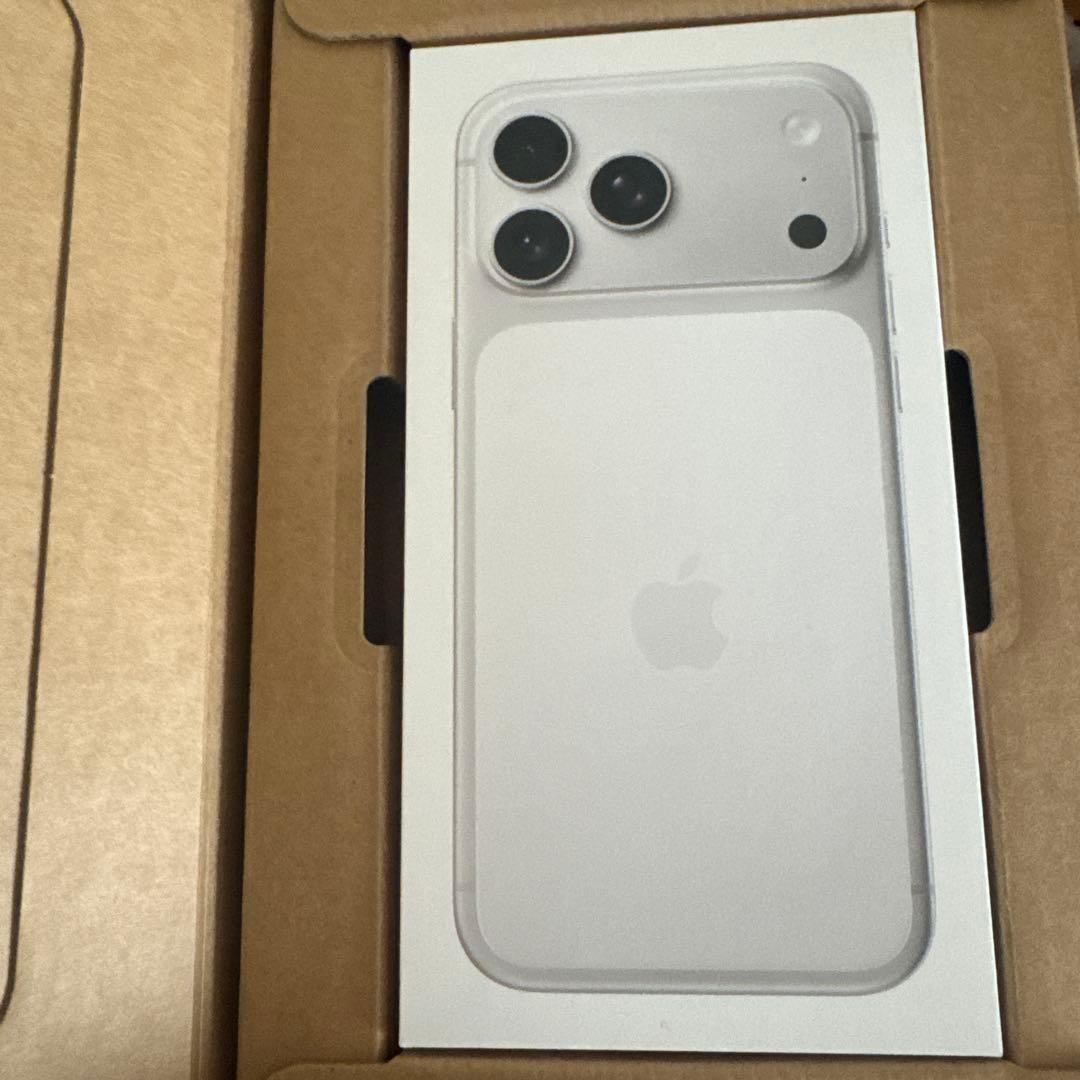 Apple iPhone 17 pro MAX シルバー