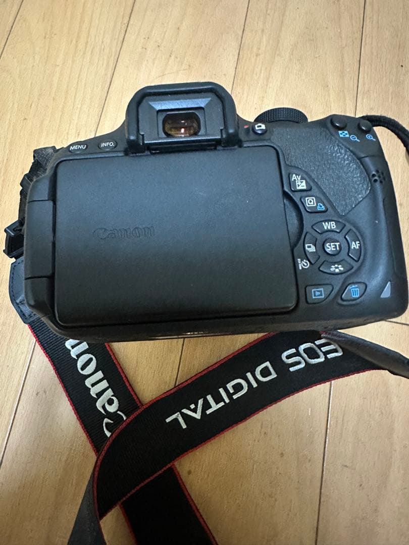 Canon EOS 700D デジタル一眼レフカメラ。バッテリーと充電器付属