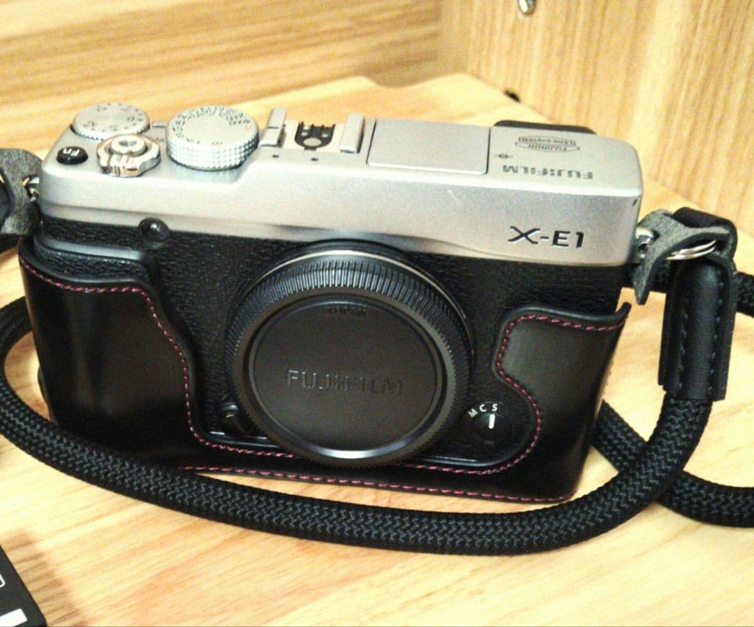 Fujifilm X-E1 ミラーレス一眼カメラ【EVF難あり】