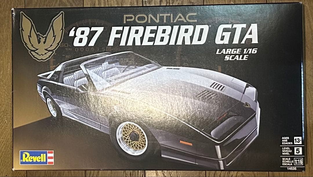 1/16スケール　ポンティアック　ファイヤーバードGTA プラモデル