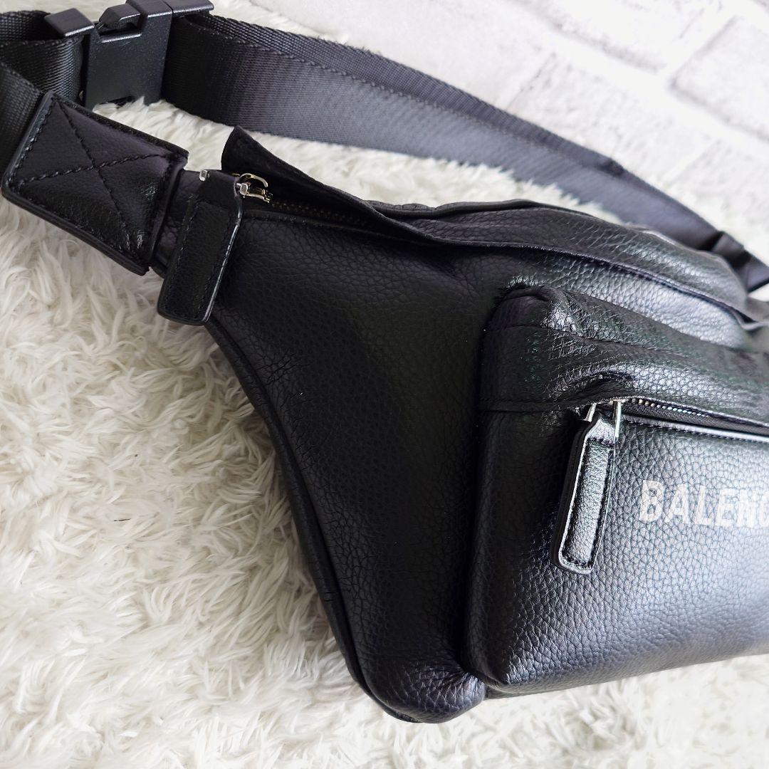 バレンシアガ エブリデイ ボディバッグ クロスボディ 黒 レザー ユニセックス