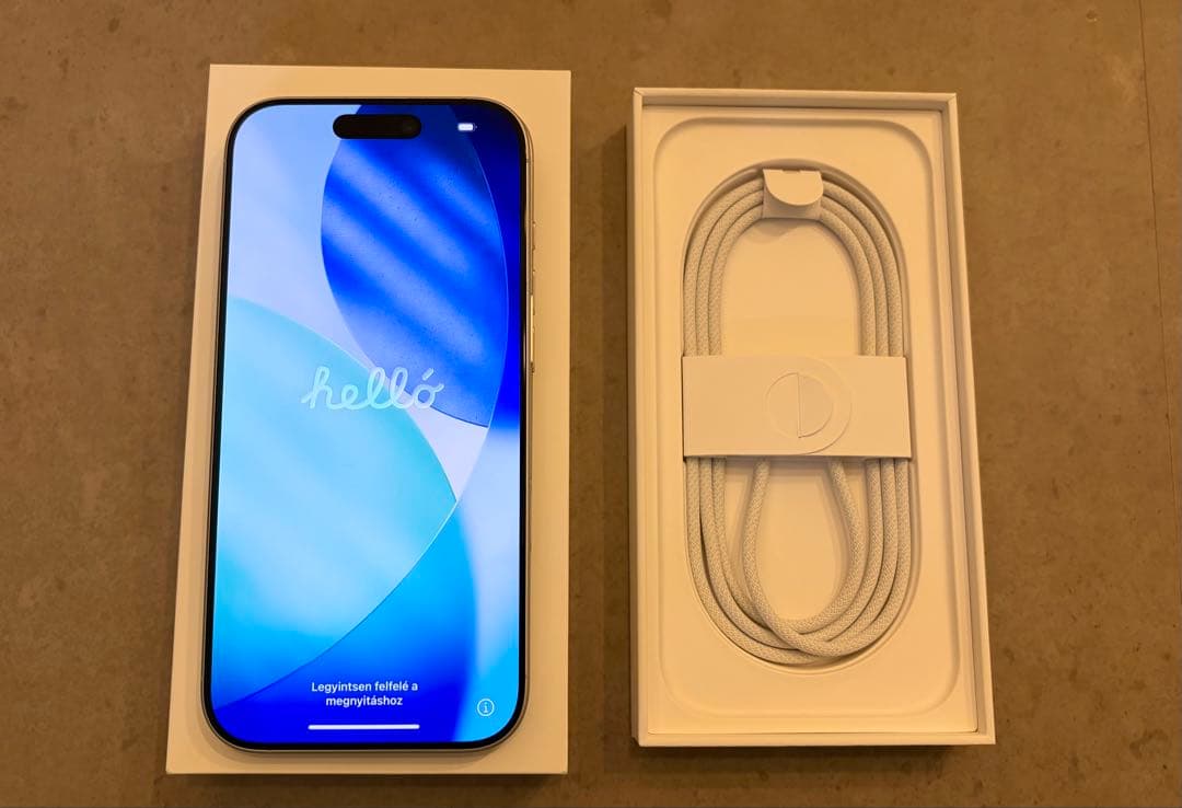 【新品同様】iPhone 17 256GBホワイト 本体 充電ケーブル付