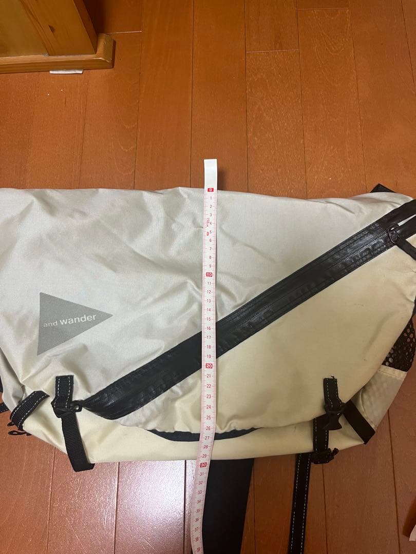 アンドワンダー　ショルダーバッグ メッセンジャーバッグ アイボリー/ブラック