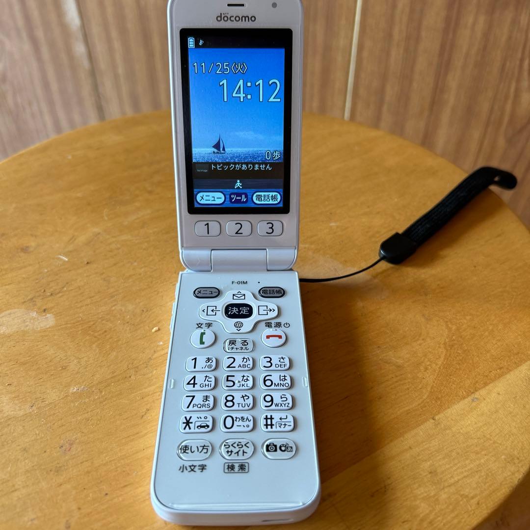 docomo らくらくホンF-01Mホワイト