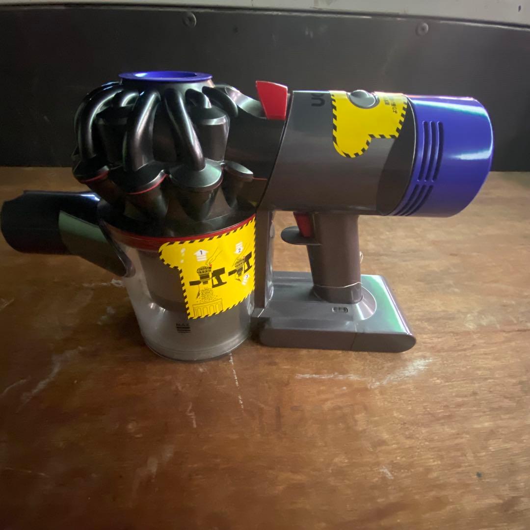 Dyson V8（SV10）本体セットです。【充電器なし】【大きいヘッドなし】