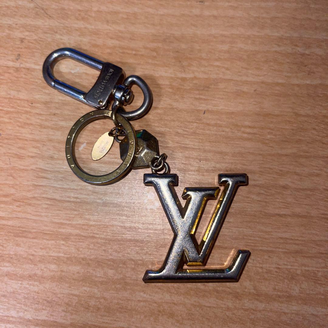 ルイヴィトン ポルトクレ LV ファセット ロゴ チャーム