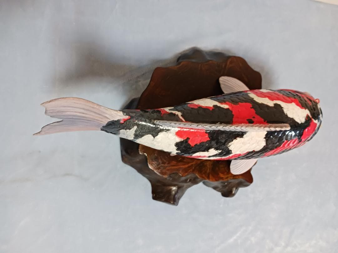錦鯉の木製彫刻 赤黒白