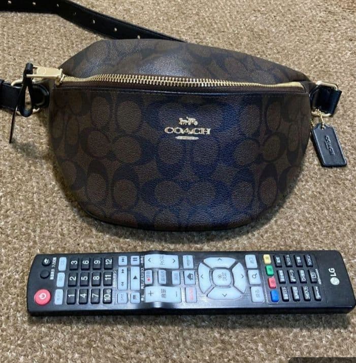 COACH ボディウェストバッグ ブラック　ブラウン