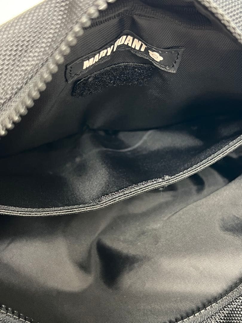 NEW ERA(R) × MARY QUANTスクエア ボディバッグ（ブラック）