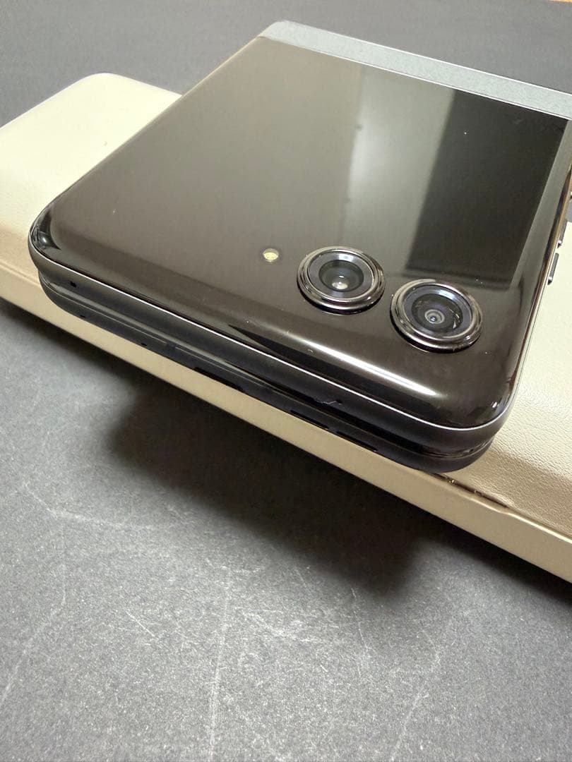 【美品】motorola razr 50 512GB コアラグレー