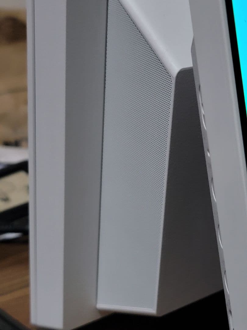 爆速SSD搭載　新しくてきれいなミニマリストPC テレビやゲーム用モニタにもなる