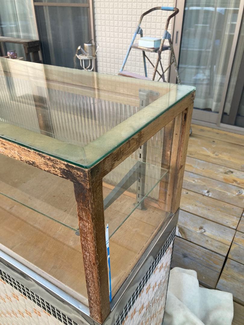 昭和レトロ　たばこ屋ガラスショーケース　タイル貼り、背面ガラス引戸　中棚1段