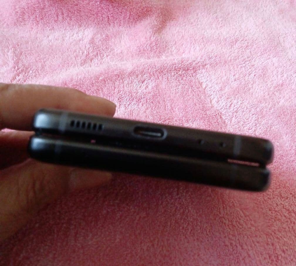 Samsung Galaxy Z Flip3ブラック 折りたたみ式