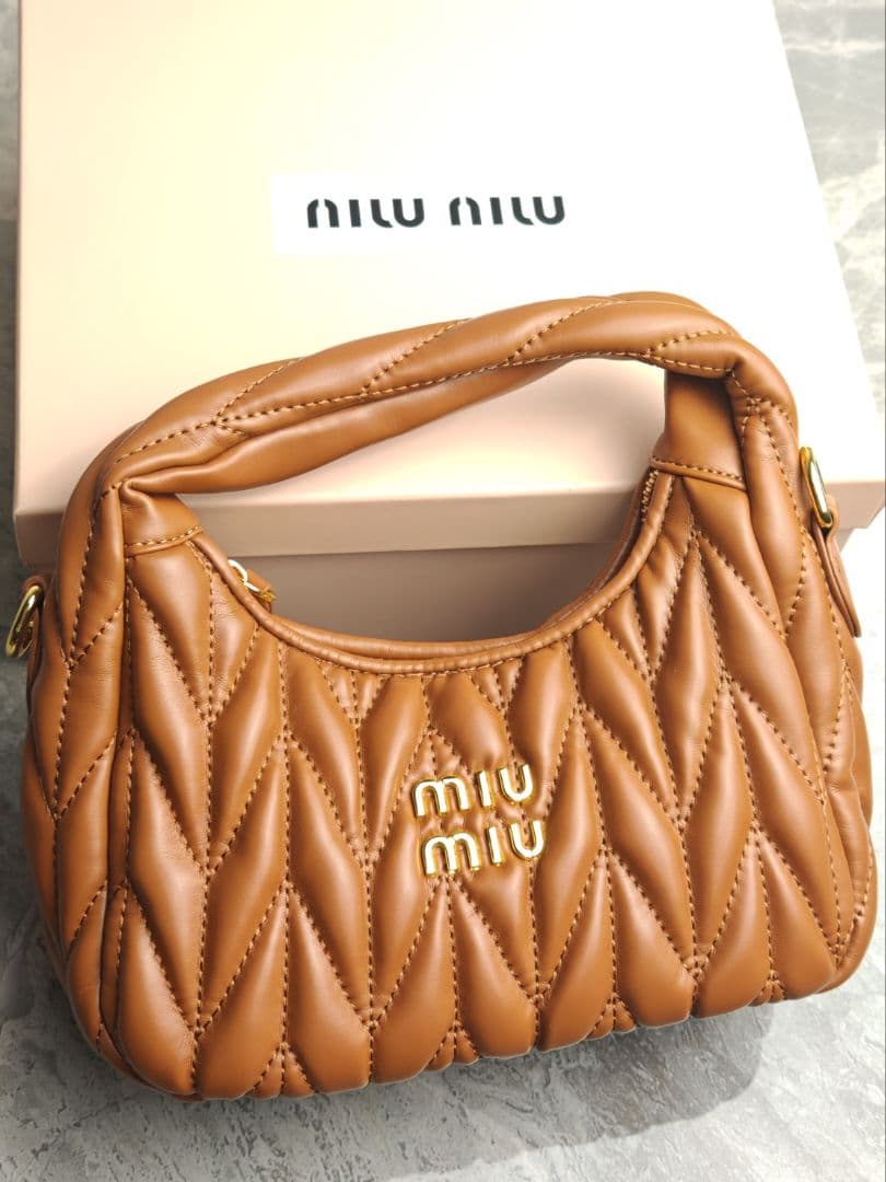 MIUMIU ブラウン レザーギャザーバッグ ロゴ入り 美品