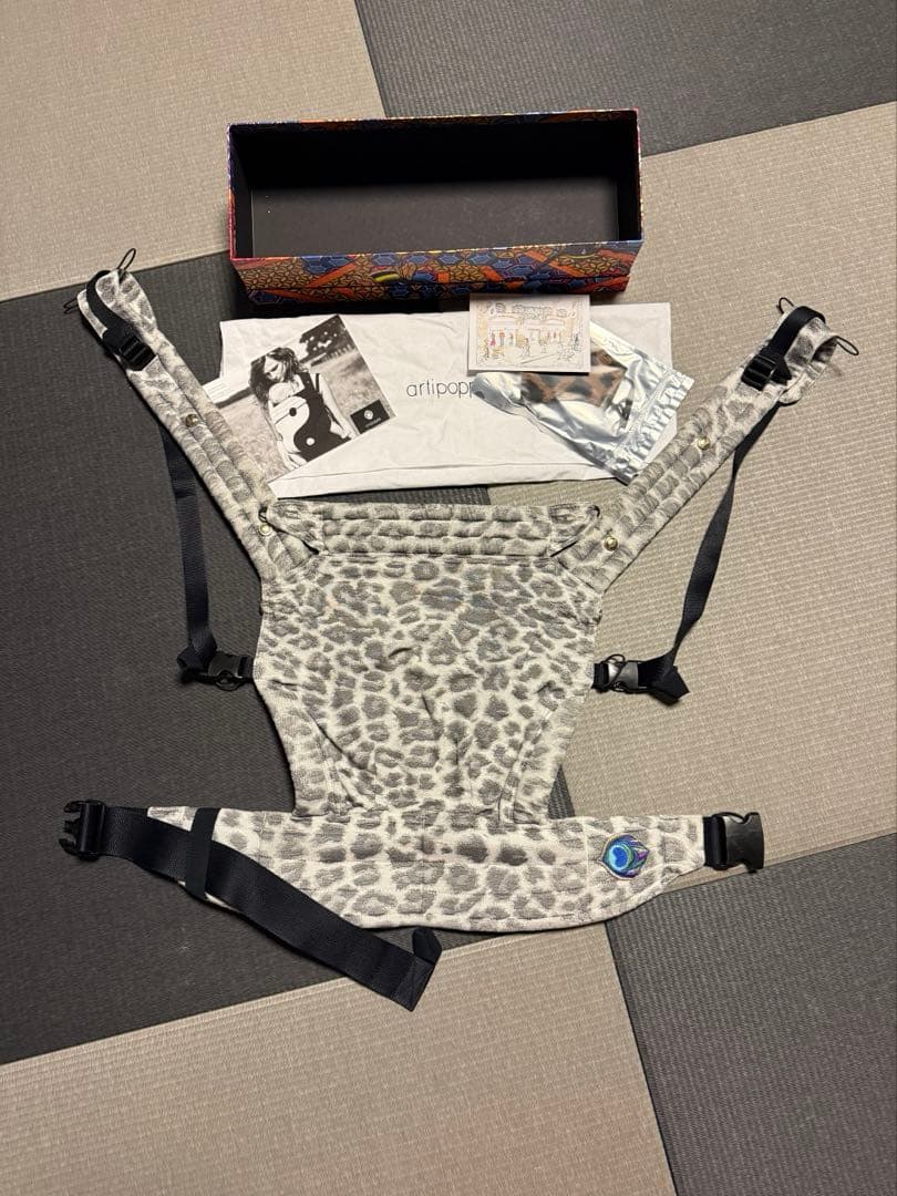 artipoppe アーティポッペ 抱っこ紐 レオパード 豹柄 グレー