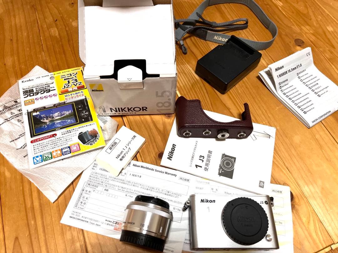 値下Nikon 1 J3 ミラーレスカメラ本体とレンズ18.5/1.8 シルバー