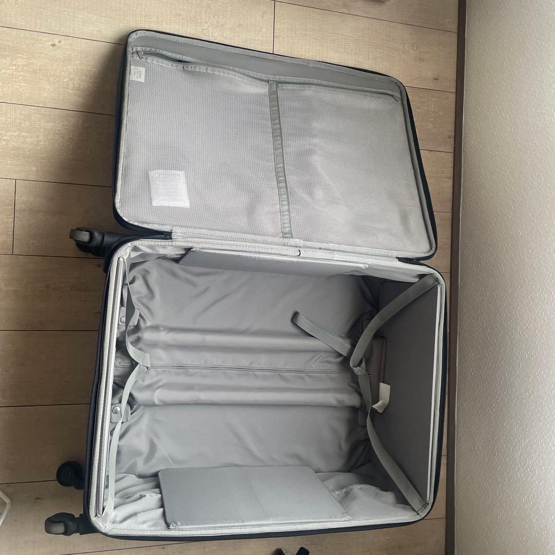 ブラックの旅行用スーツケース