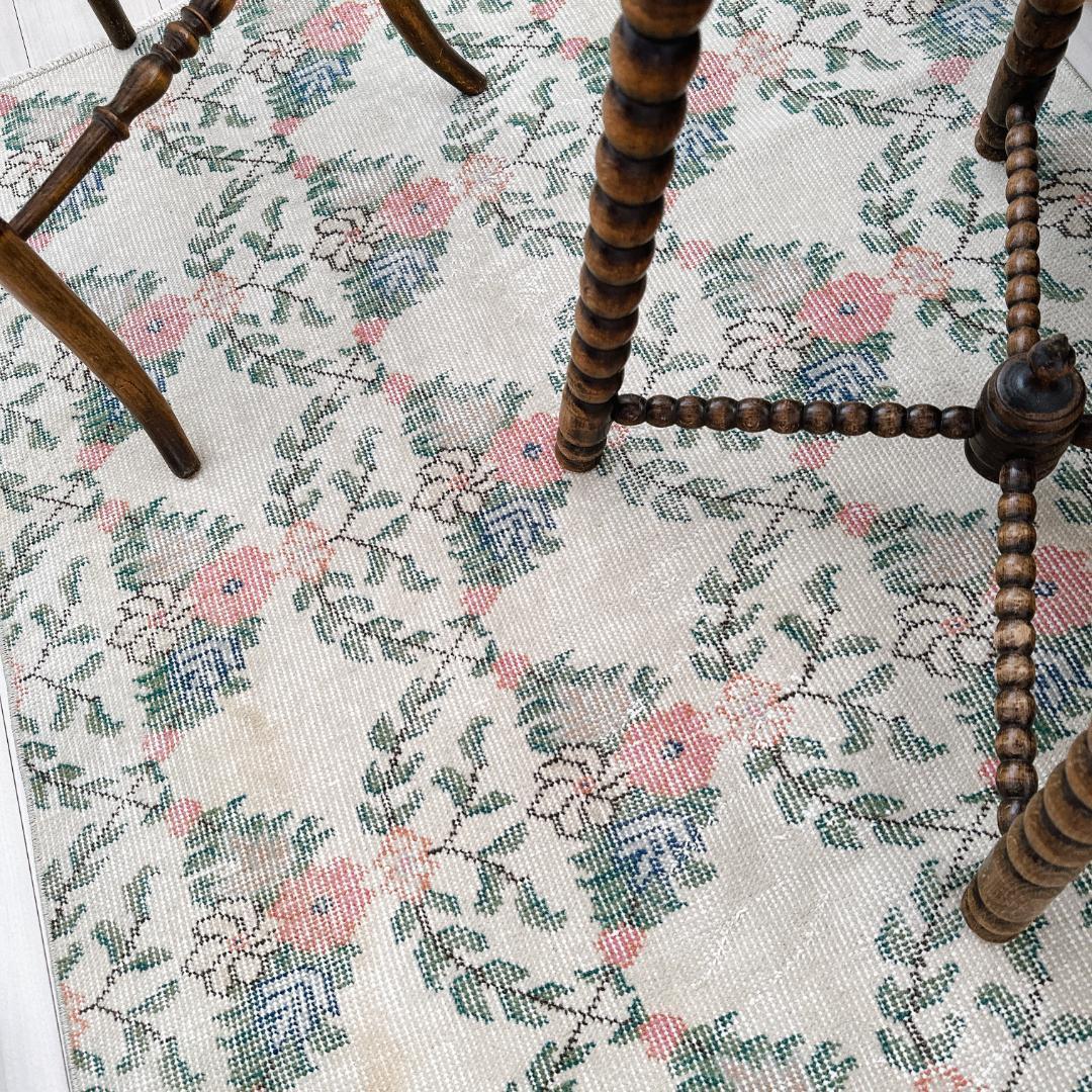 トルコ ヴィンテージラグ A117 クリーム コーラルピンク ダークグリーン