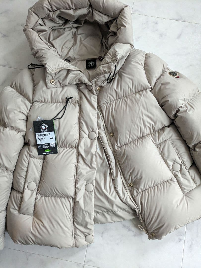 未使用品　ケープホーン　 ダウンジャケット　ベージュ　42　ESQUEL