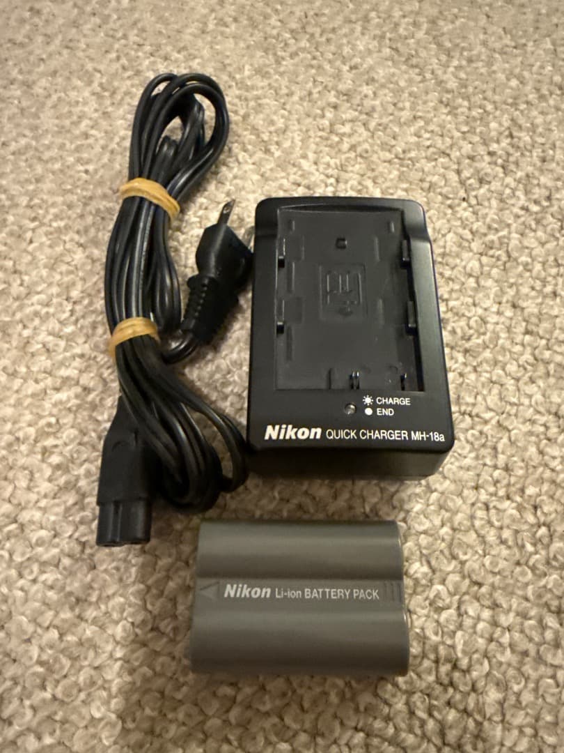 ニコン D90 ジャンク（シャッター固着）修理用パーツ付／バッテリー・充電器付き