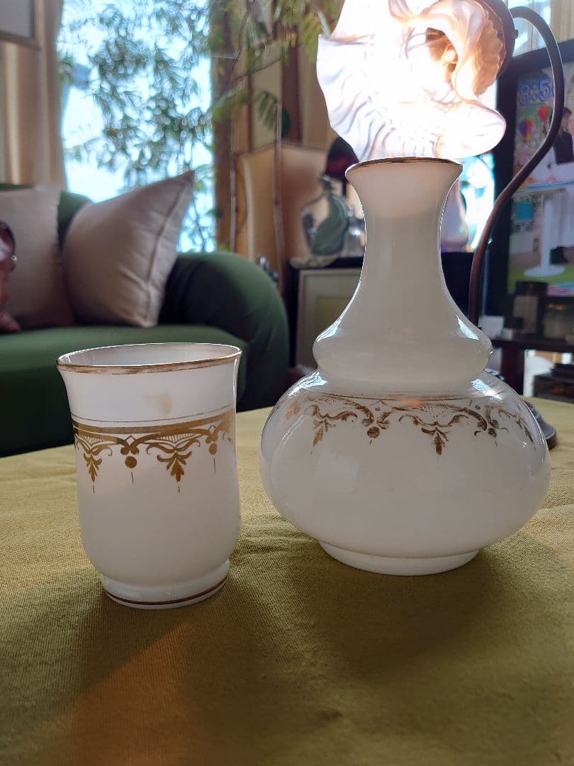 フランス19世紀　オパールガラス　ホワイト水差しカップ付き