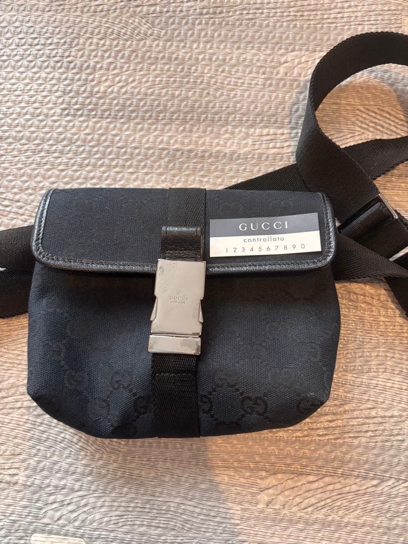 GUCCI GGキャンバス ボディバッグ ※ベルト金具に緩みあり
