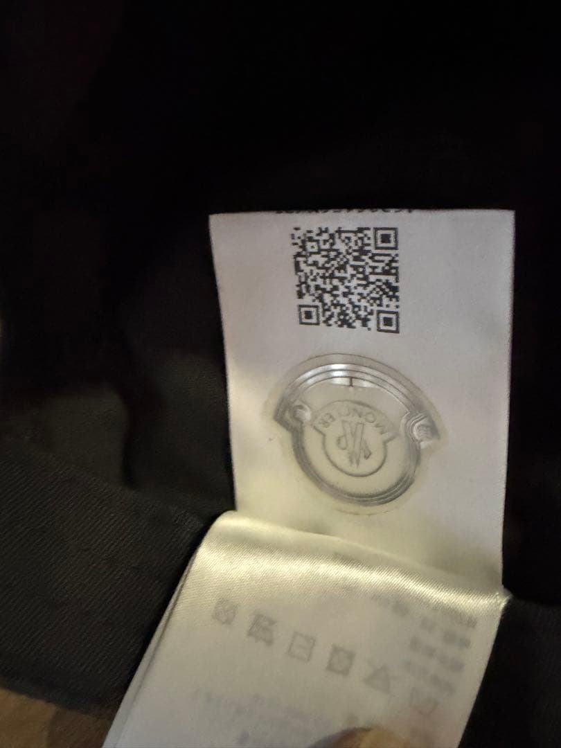 MONCLER ブラックキャップ　縦ロゴ刺繍