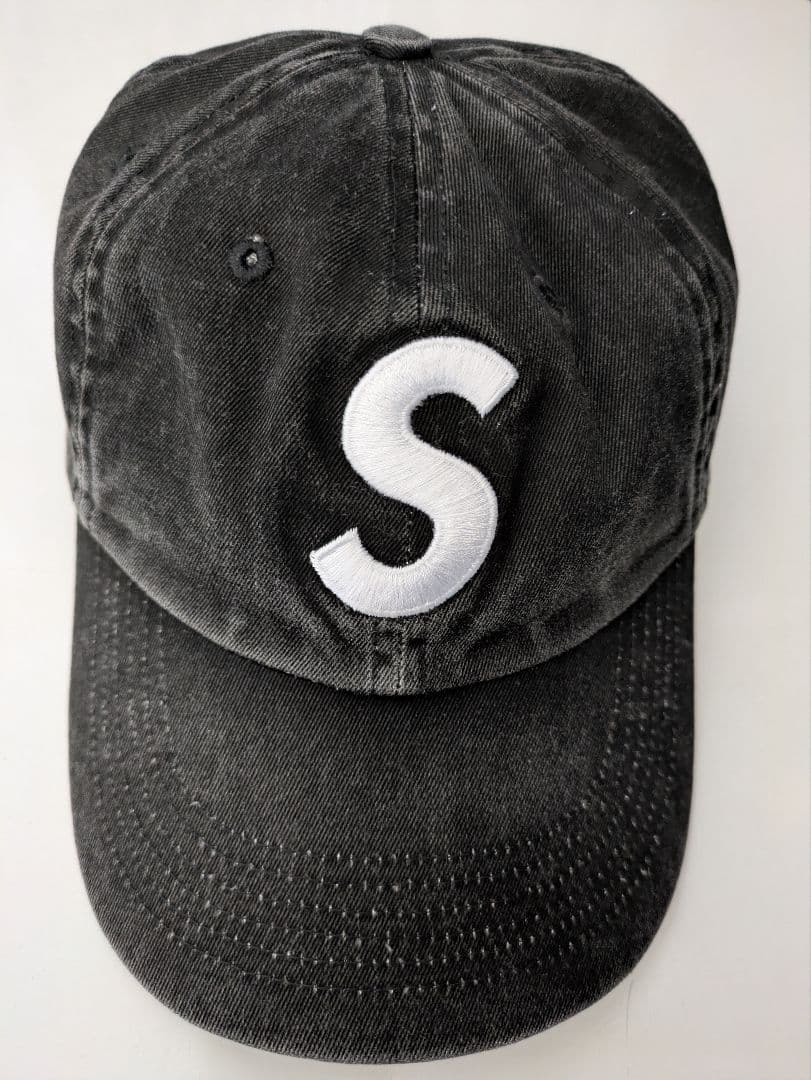 Supreme pigment S Logo 6−panel SS25 黒