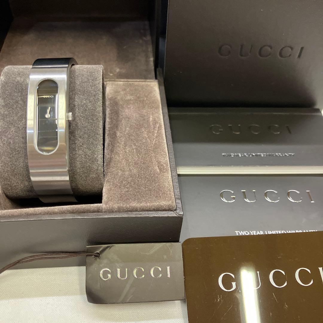 GUCCI 2400S シルバーバングル　文字盤ブラック　箱　カード　タグ付