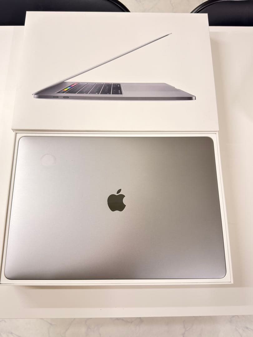 15インチMacBook Pro シルバー Touch Bar付き