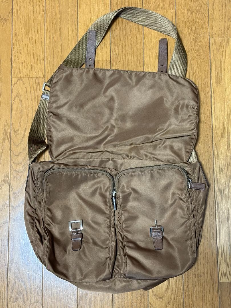 PRADA　ブラウン メッセンジャーバッグ ナイロン製