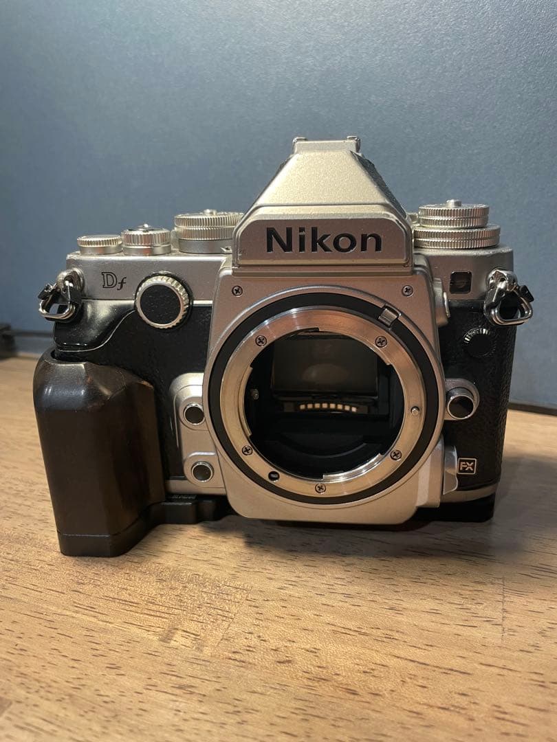 Nikon Df シルバー 一眼レフカメラ ボディ　フルサイズ