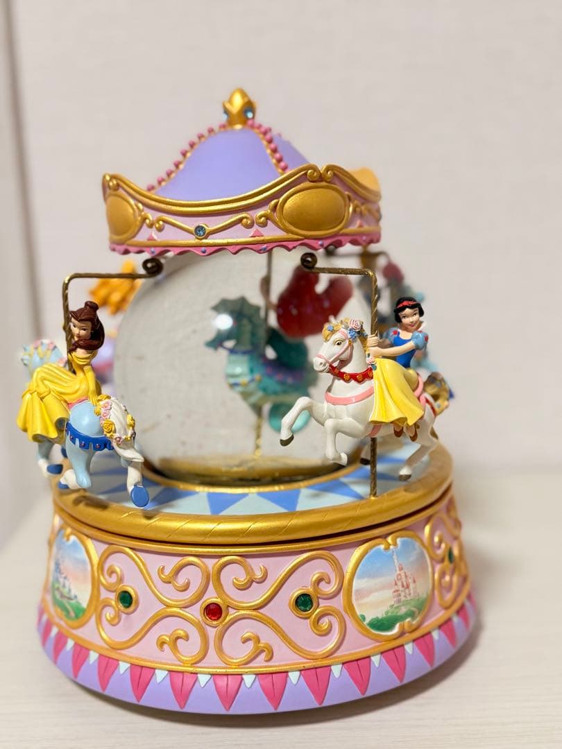 希少・美品　ディズニー プリンセス スノードーム メリーゴーランド型
