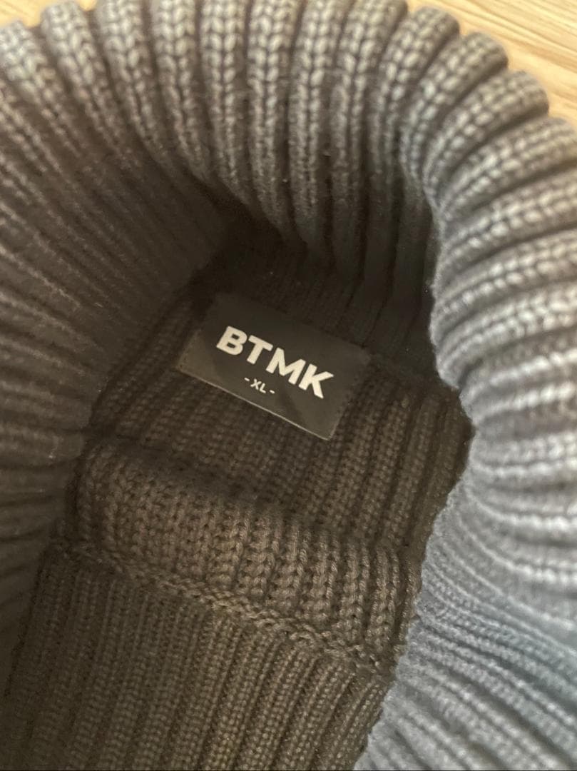 BTMK ダークグレー タートルネック セーター