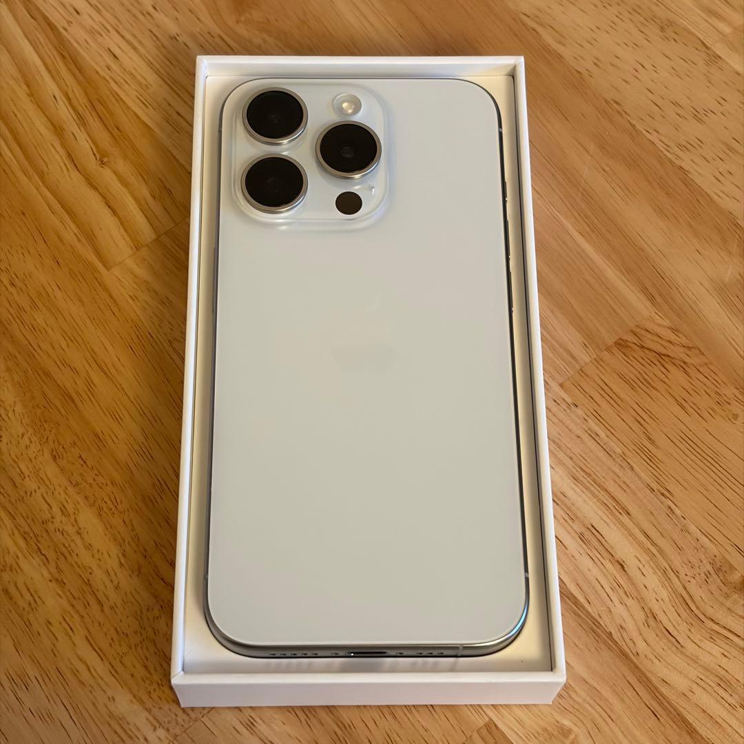 【美品】iPhone 15 Pro ホワイトチタニウム 128GB ケース付き