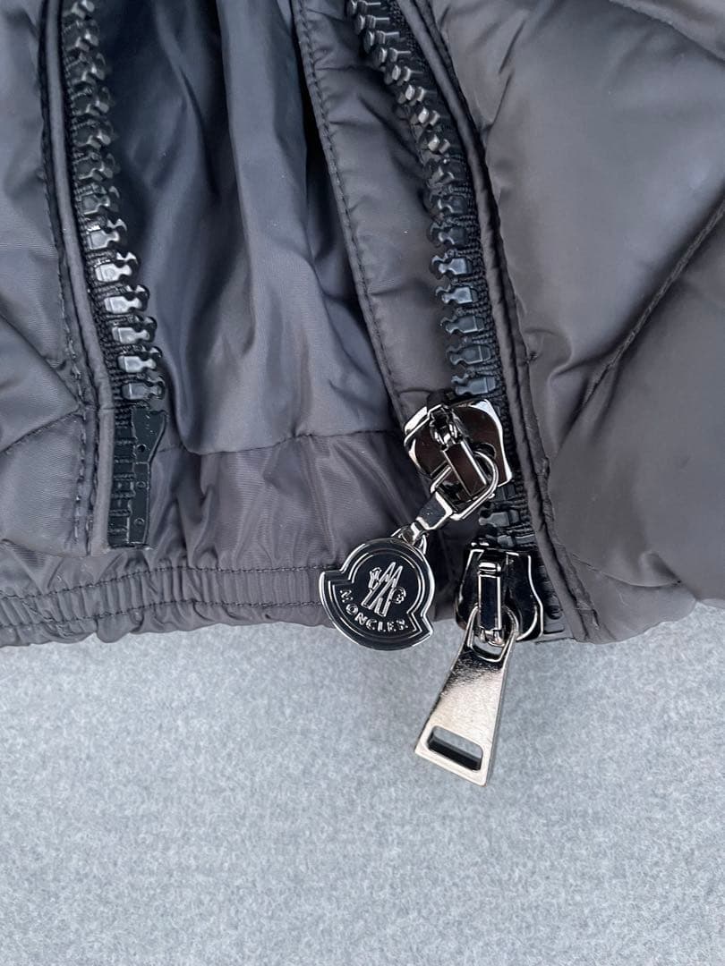 【値下げしました】MONCLER ダークグレー ダウンジャケット