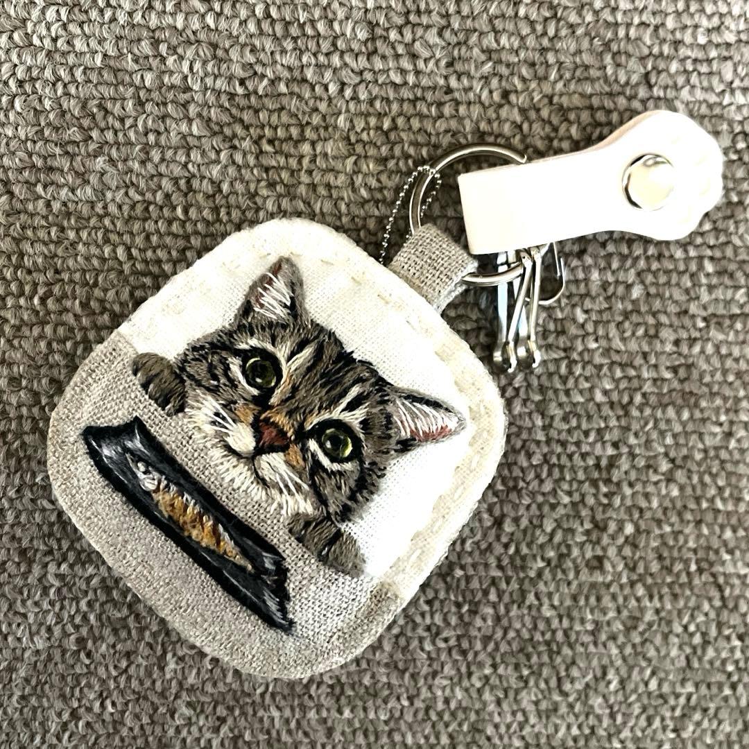 n*u様 ハンドメイド刺繍キーホルダー　焼き魚とキジトラさん