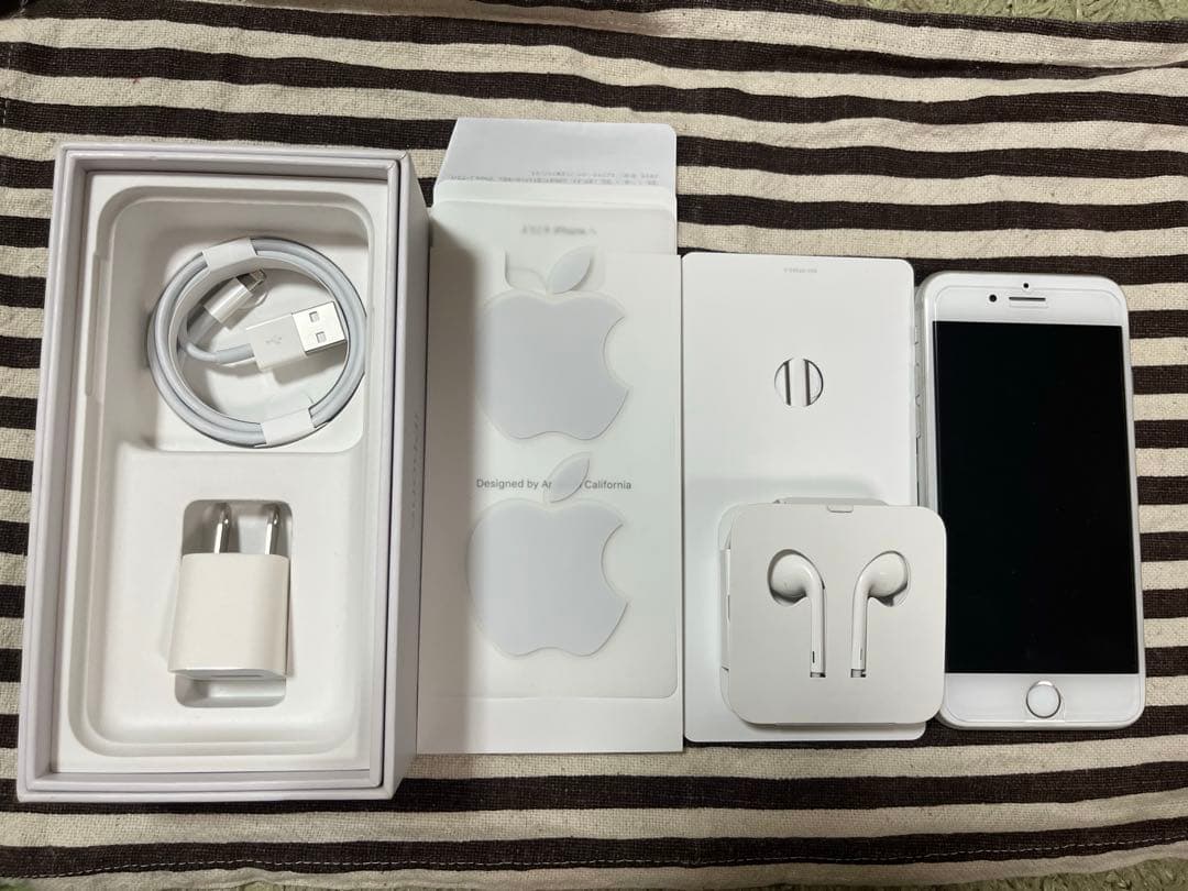 iPhone8 64GB シルバー本体 SIMフリー バッテリー77%