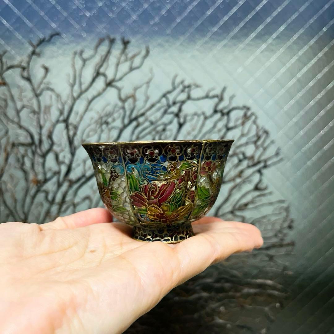 骨董　ガラス七宝　透胎七宝　省胎七宝　透かし技法　彩色花綴り　輪花フチ　盃