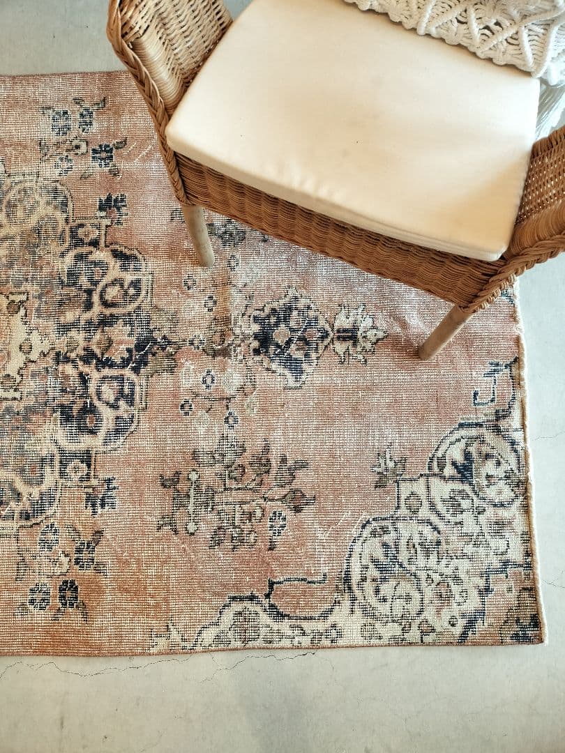 サーモンピンクとネイビーのメダリオンラグ　ヴィンテージトルコラグNo.661