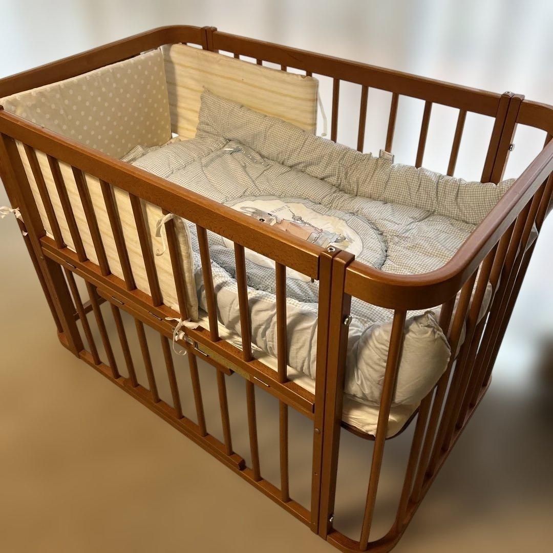 ベビーベッド組立式 マット、キルトパッド、掛布団とカバー、枕、ベビーガード付き