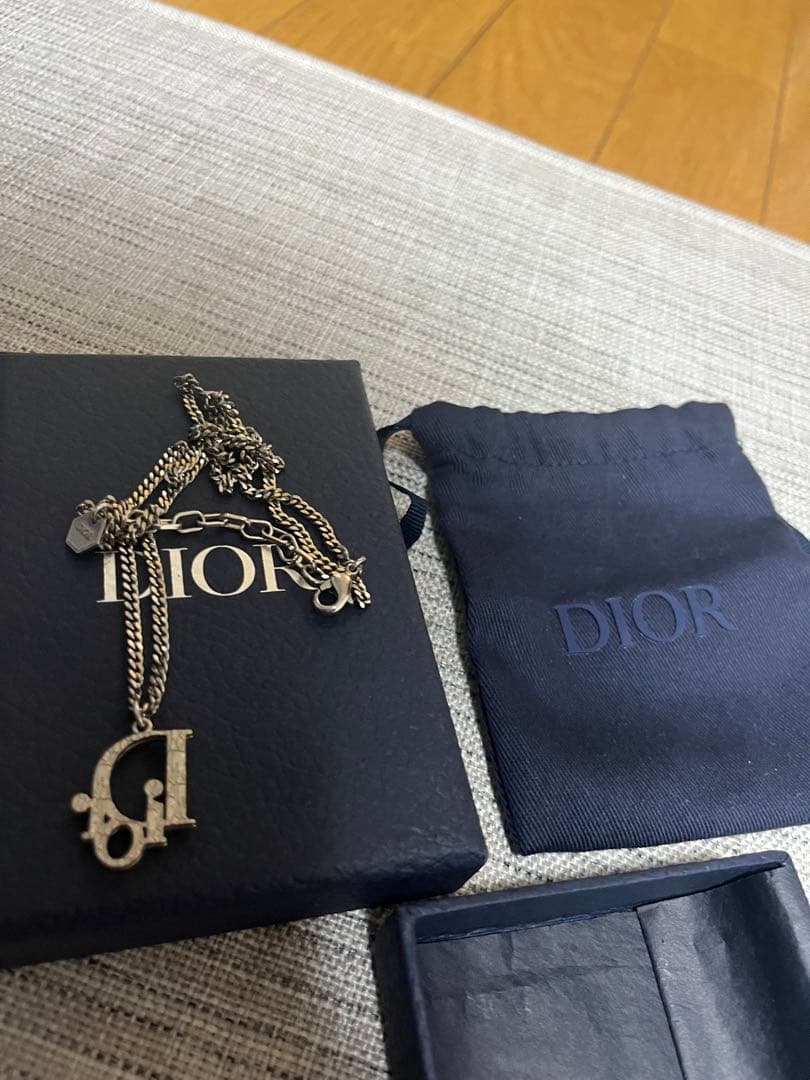 n　Dior シルバー ネックレス ロゴチャーム付き