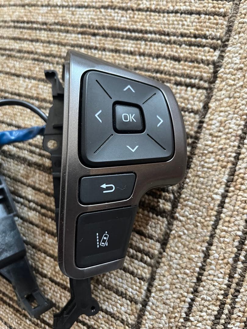 トヨタ ハイエー ステアリング コントロールボタン LED打ち替え済み