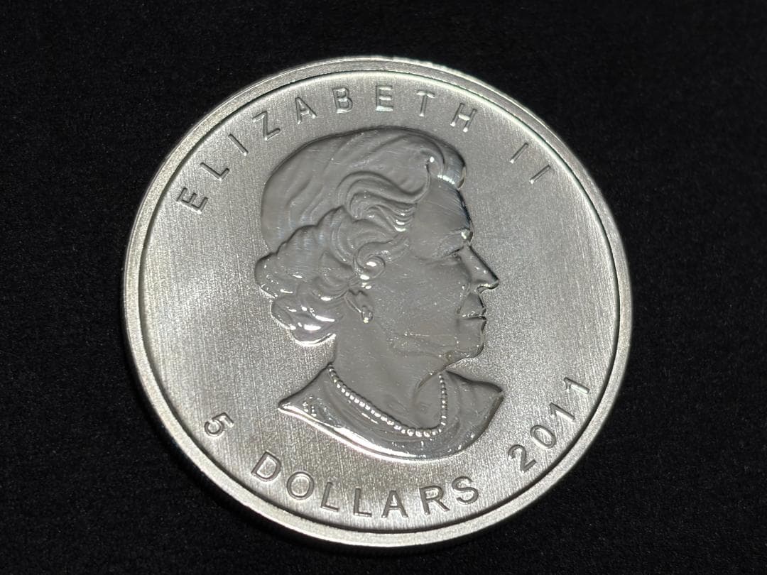 メイプルリーフ銀貨　カナダ 5ドル 純銀貨 エリザベス2世 2011年