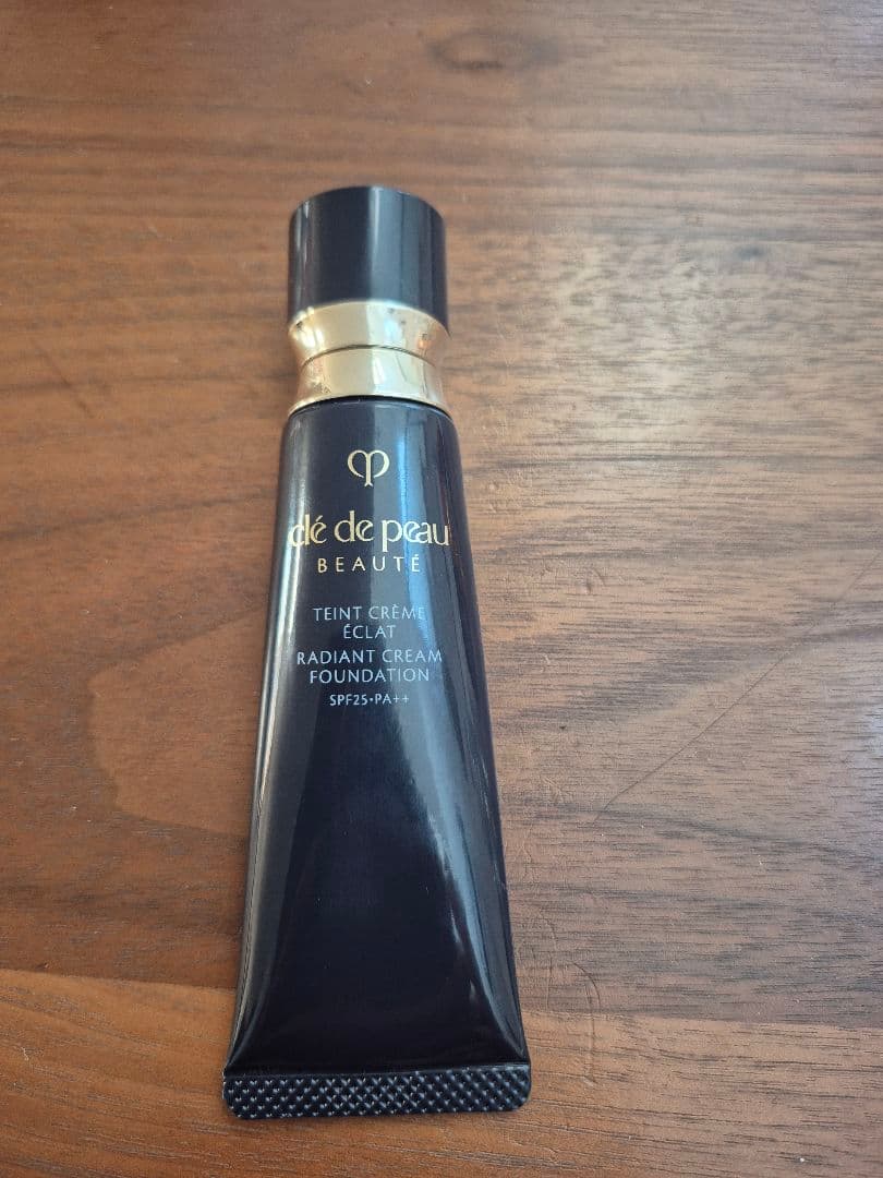 クレ・ド・ポー ボーテ　タンクレームエクラn クリームファンデ　 オークル10