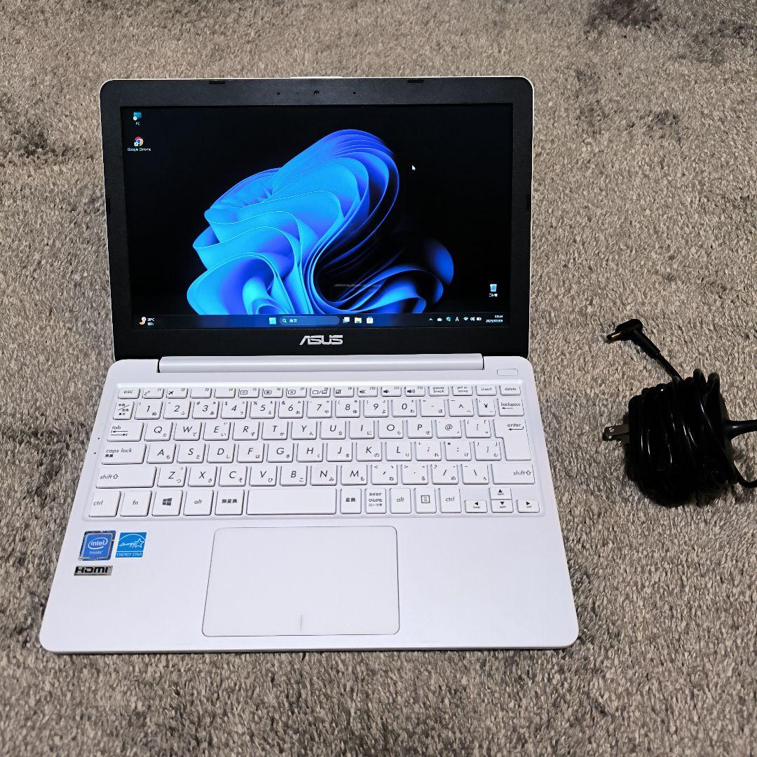 美品！asus e203m win11 初期化済11.6インチ　バッテリー元気！