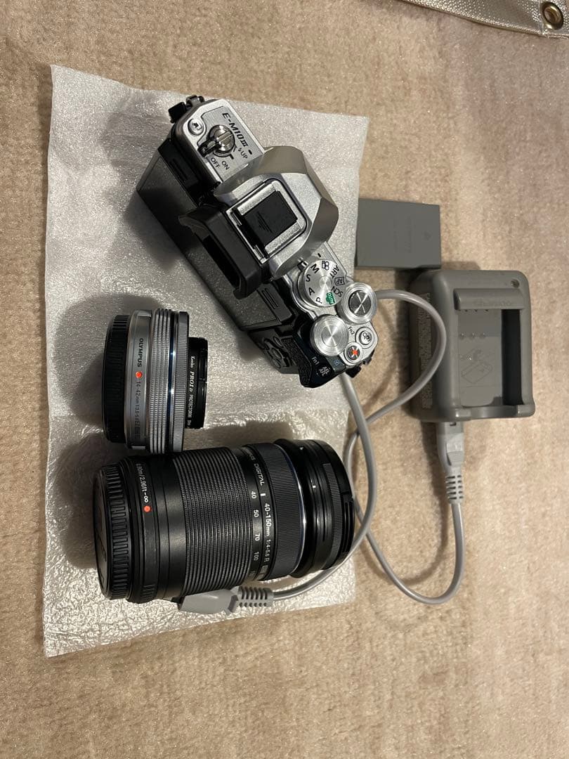 Olympus E-M10iii ミラーレス一眼本体とレンズ（今なら予備電池も）