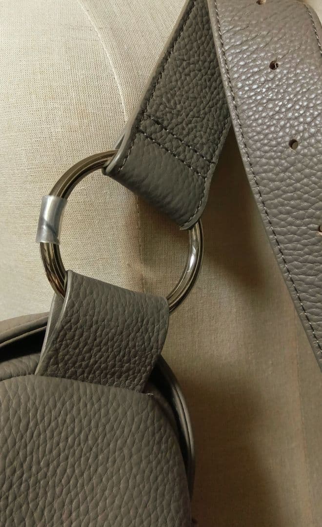 ビアズリー　ショルダーバッグ　レザーボディバッグ　グレイッシュベージュ