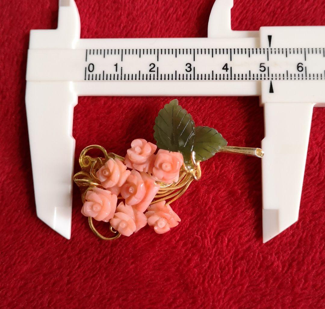 ビンテージ ブローチ 珊瑚 花 彫刻 翡翠 葉 彫刻 フラワー カメオ 246